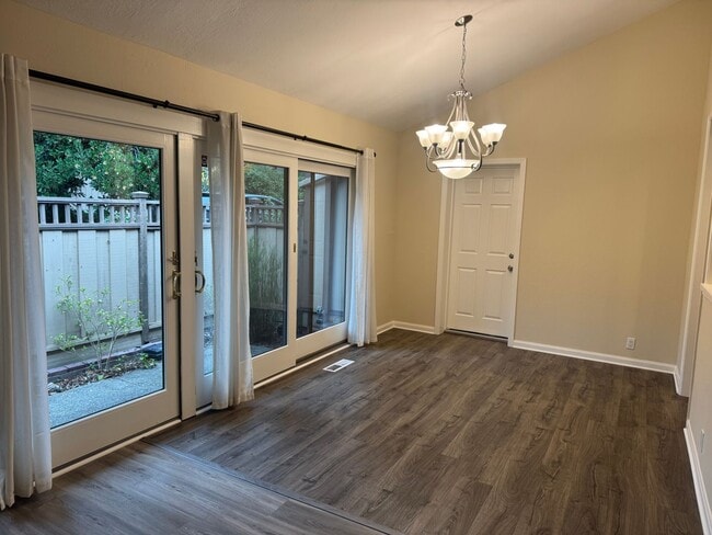 Building Photo - Beautiful 2 bedroom, 2 bath single level townhome in desirable Alamo Square w/ 2 car garage!