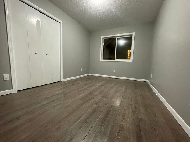 Building Photo - Amazing 5 Bedroom 2 Bathroom Home in South Minneapolis!