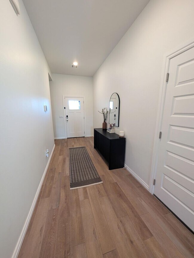 Building Photo - Beautiful 4 Bed in Yukon