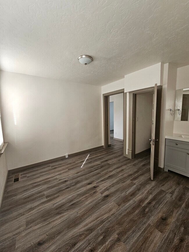 Building Photo - 203 6th Ave S