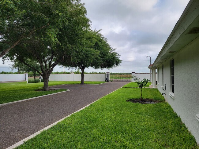 Front Yard - 4022 W Chapin St