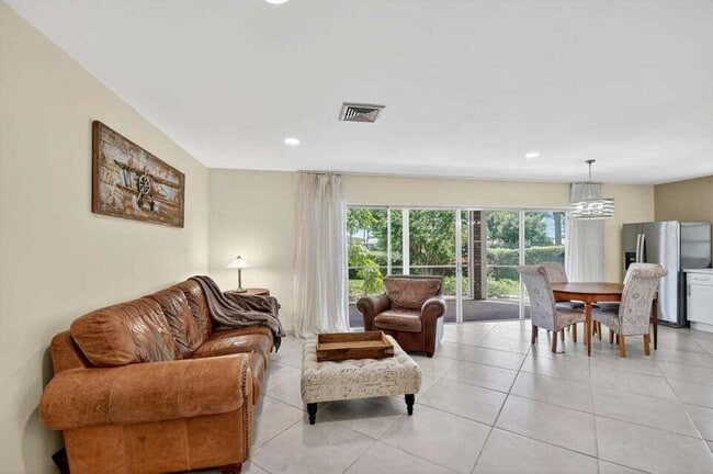 Building Photo - 324 Orange Tree Dr