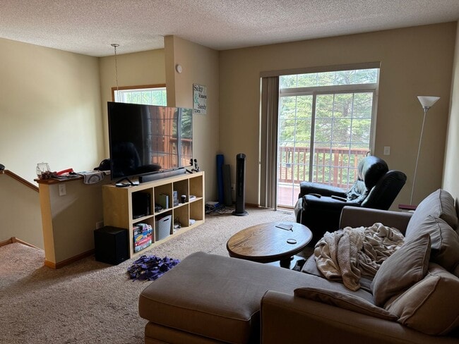 Building Photo - Great Location *2Bed*1.5Bath Townhouse - O...