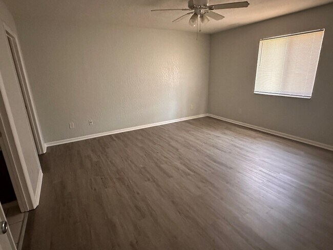 Foto del edificio - 2100 Forest Knoll Dr NE