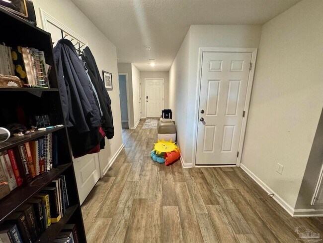 Foto del edificio - 5645 Guinevere Ln