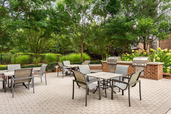 C300810_1760Apartments_CommunityGrill - 1760 Apartments