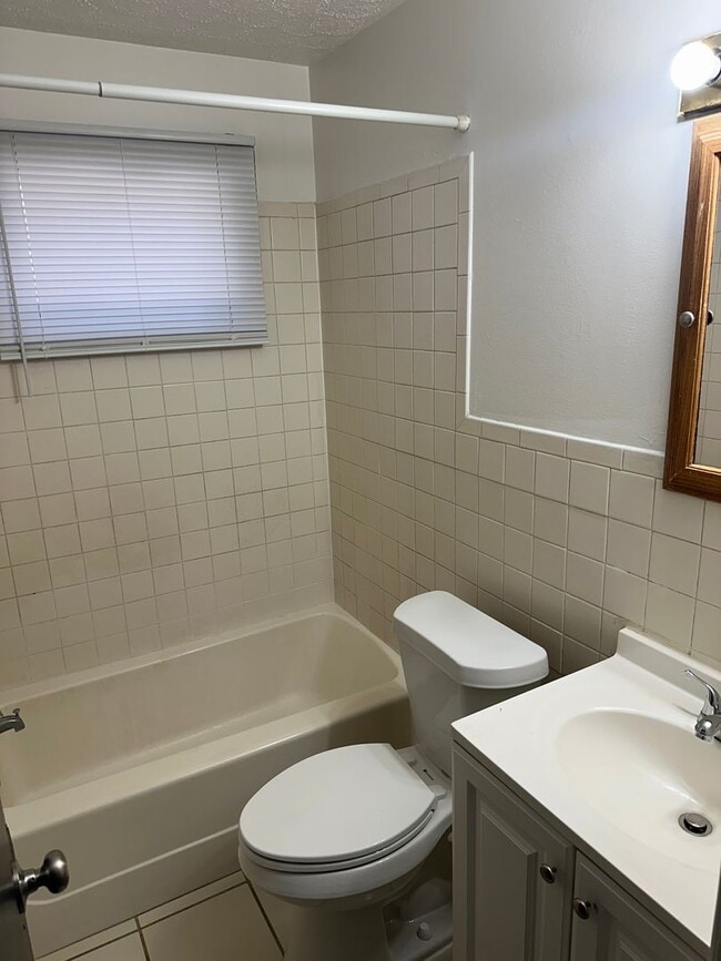 Building Photo - 2 Bedroom 1 bath Crescent St. Duplexes