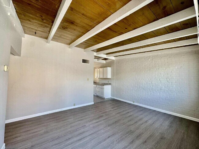 Building Photo - 1 Bedroom with private yard