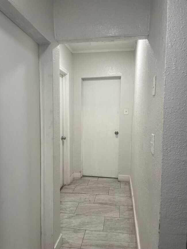 Building Photo - Central Bakersfield House Ready to move in!!!