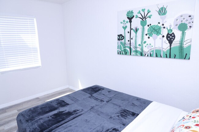 Building Photo - 1109 Douglas Rd