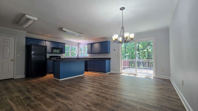 Foto del edificio - 5607 Whispering Pines Dr