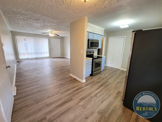 Building Photo - 3 Bedroom Home Right In Town!