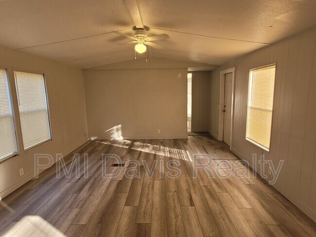 Foto del edificio - 4674 Mayflower St