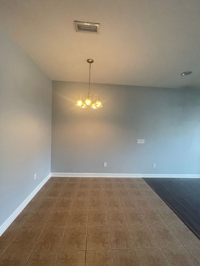 Building Photo - Eagle Landing Subdivision - Hardwood Floor...