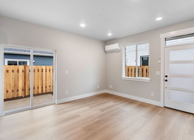Foto del edificio - Brand-New Detached 2 Bedroom Home with Private Fenced Yard and Designer Finishes