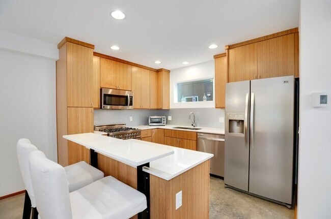 Foto del edificio - Stunning Modern 3 Bed / 2.5 Bath Townhome in Beautiful Maple Leaf Neighborhood