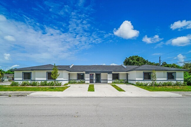 Foto del edificio - Goulds 4 Bed Triplex