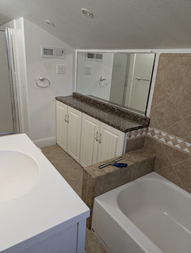 Building Photo - A very nice Studio in a nice neighborhood in South San Jose