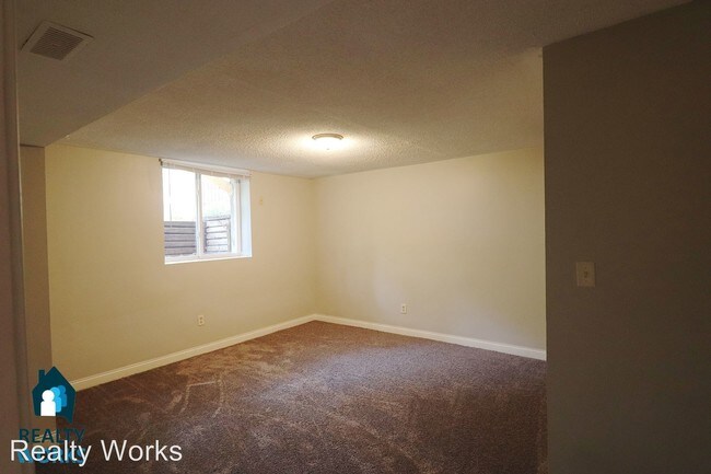 Building Photo - 886 S 33rd St