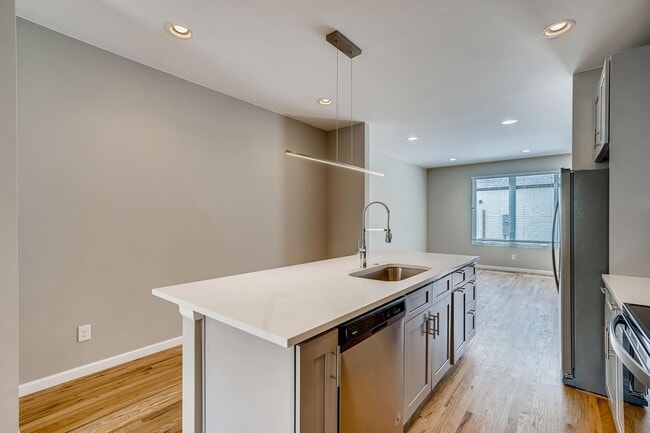 Foto del edificio - Beautiful 2 Bedroom Townhome