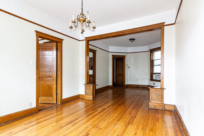 Building Photo - 3330 N Clark St