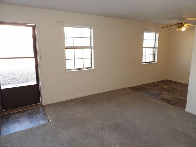 Building Photo - 258 Meadowview Dr