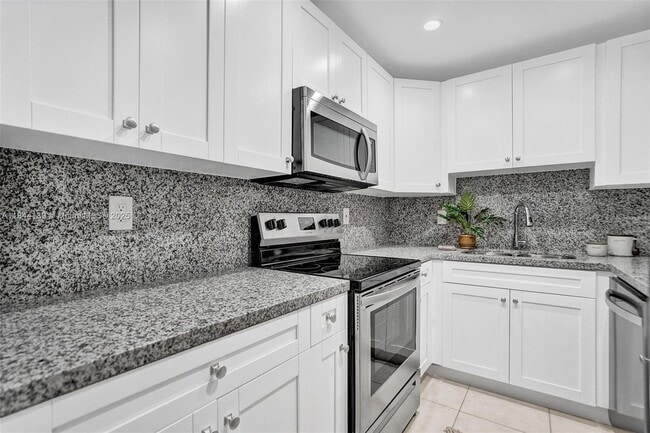 Building Photo - 9301 SW 92nd Ave