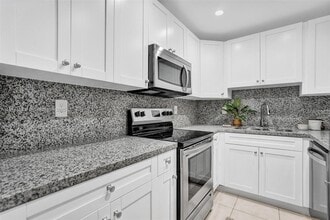 Building Photo - 9301 SW 92nd Ave
