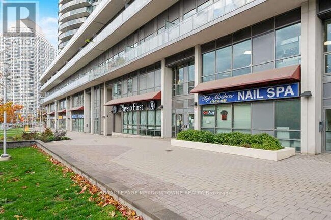 Photo du bâtiment - 2230 Lake Shore Blvd W