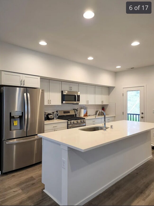 Foto del edificio - Fully Furnished Short-Term Rental | All Ut...