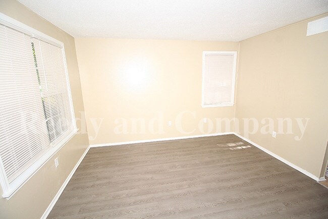 Building Photo - Traditonal 2 BR Duplex-Summer Ave