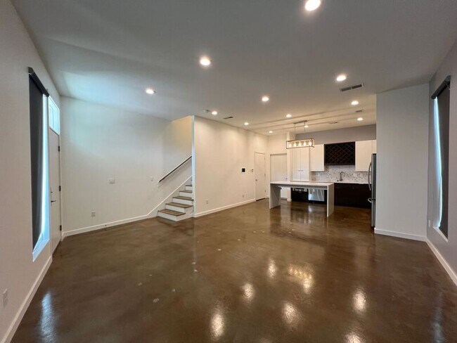 Building Photo - 448 Frontline Cove