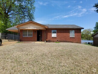 Building Photo - Welcome to this charming 3 bedroom, 1 bath...