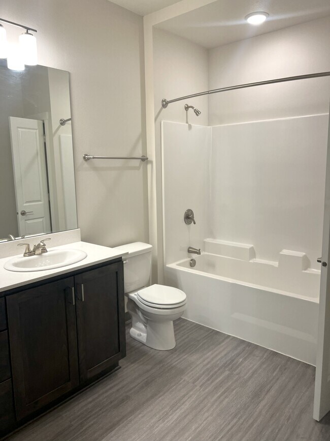 Spacious Bathroom - 725 Lockwood Ln S