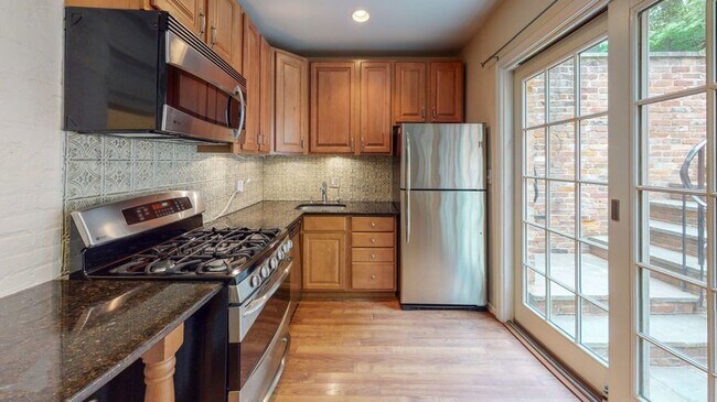 Building Photo - Bright & Beautiful 2 Bedroom + Den in Glov...