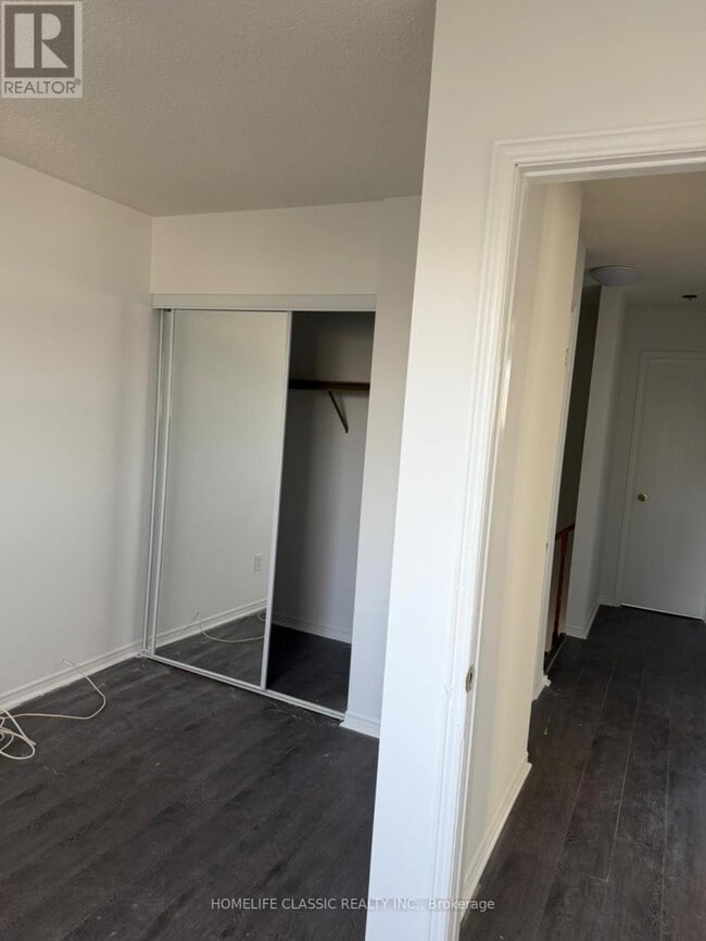 Building Photo - 1577 Norwill Crescent