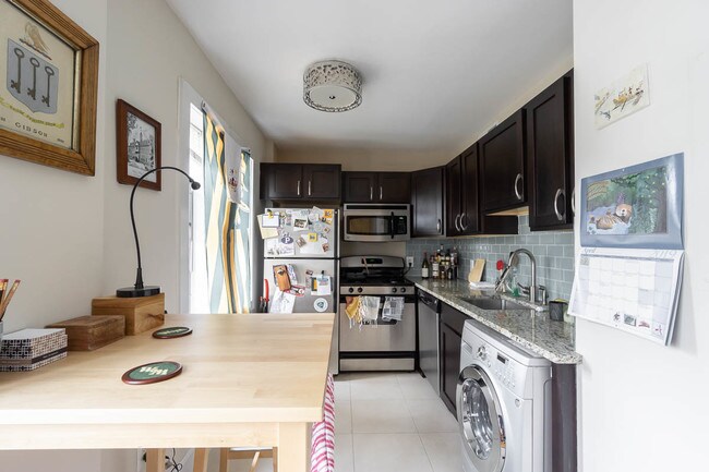 Foto del edificio - 2911 Newark St NW