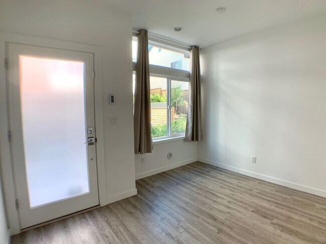 Foto del edificio - Modern Townhome Living in North Seattle