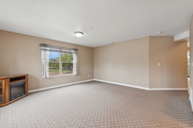 Building Photo - Bright Cheery Apartment