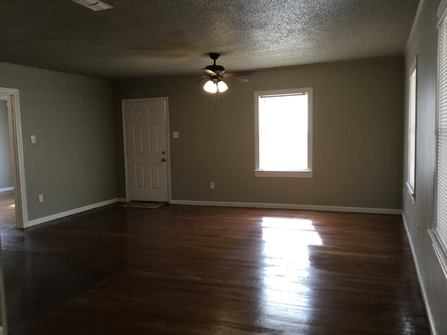 Building Photo - PRE -LEASING FOR AUGUST 1ST! 3 Bed/ 2 bath...