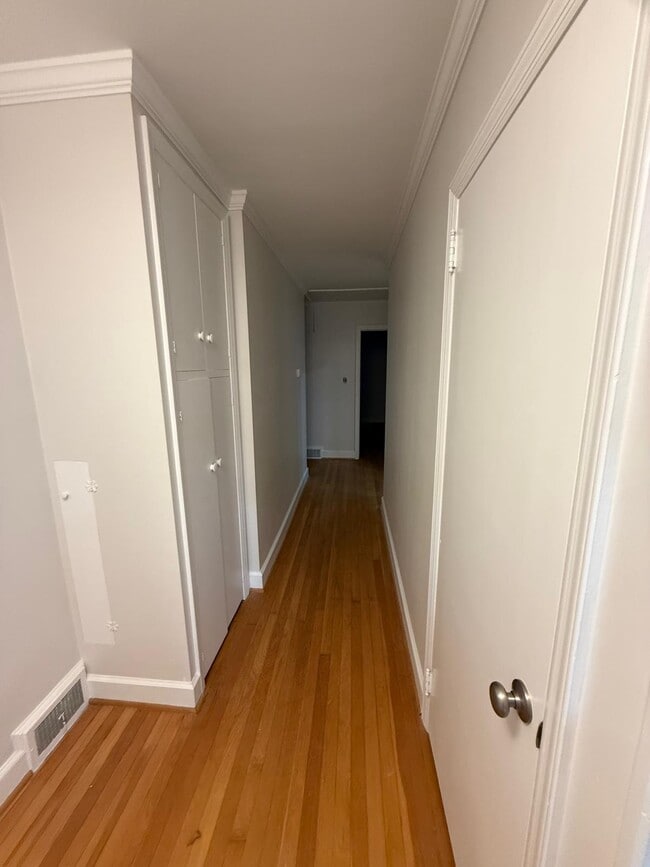 Building Photo - 2110 Villa Dr