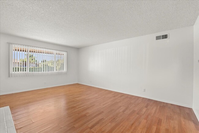 Building Photo - 205 E Javelin St