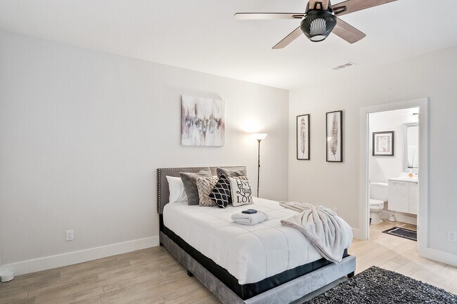 Building Photo - 2106 Dennis St