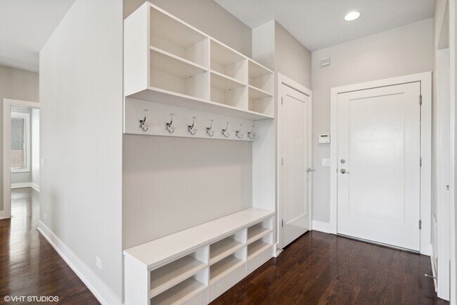 Building Photo - 3914 N Damen Ave