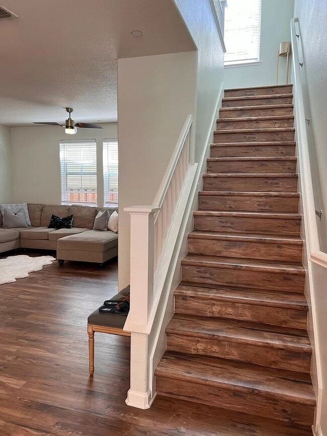 Foto del edificio - Charming 3-Bedroom Home with Covered Patio and Modern Upgrades