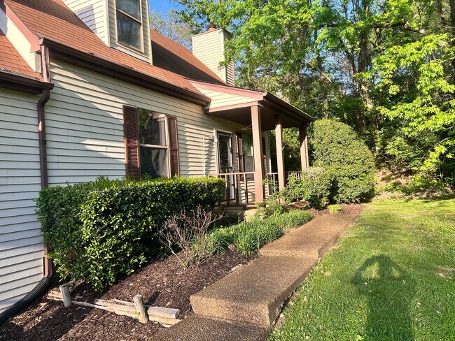 Foto del edificio - 1327 Quail Valley Rd