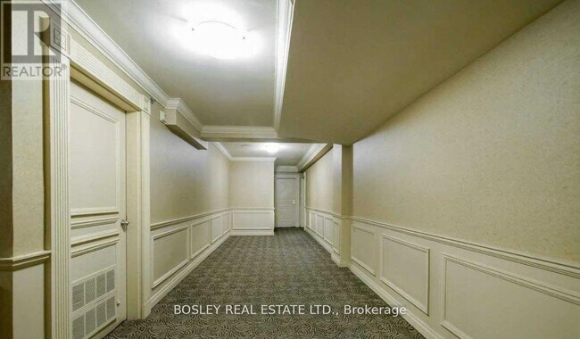 Photo du bâtiment - 740 Eglinton Ave W