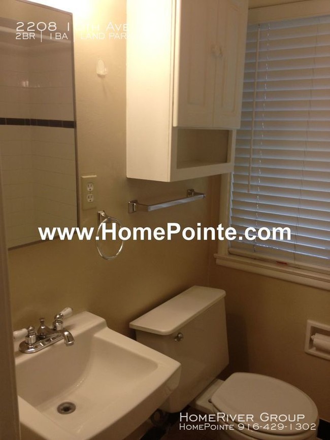 Building Photo - Beautiful Land Park Apartment