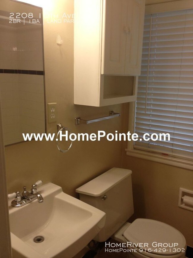 Foto del edificio - Beautiful Land Park Apartment
