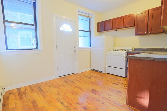 Building Photo - 4418 N Wolcott Ave